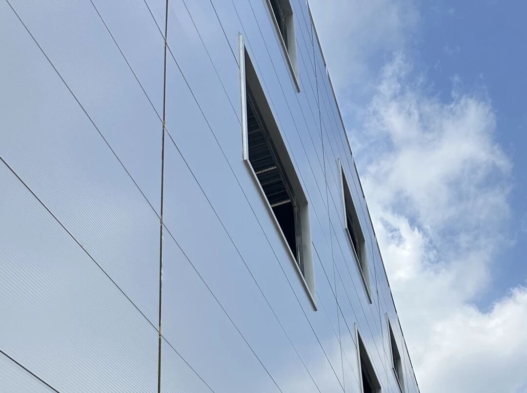 寶潤(rùn)達(dá)聚氨酯封邊巖棉板——為工業(yè)外墻注入“長(zhǎng)壽基因”