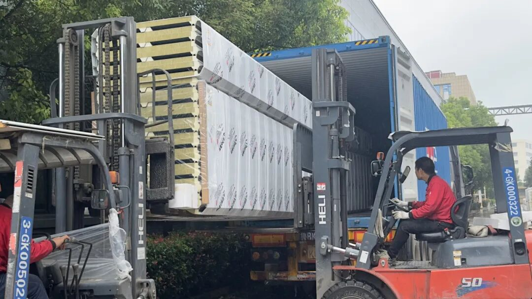 風(fēng)雨無(wú)阻！寶潤(rùn)達(dá)車間“鐵軍”迎戰(zhàn)連綿秋雨，護(hù)航日本客戶準(zhǔn)時(shí)交付！